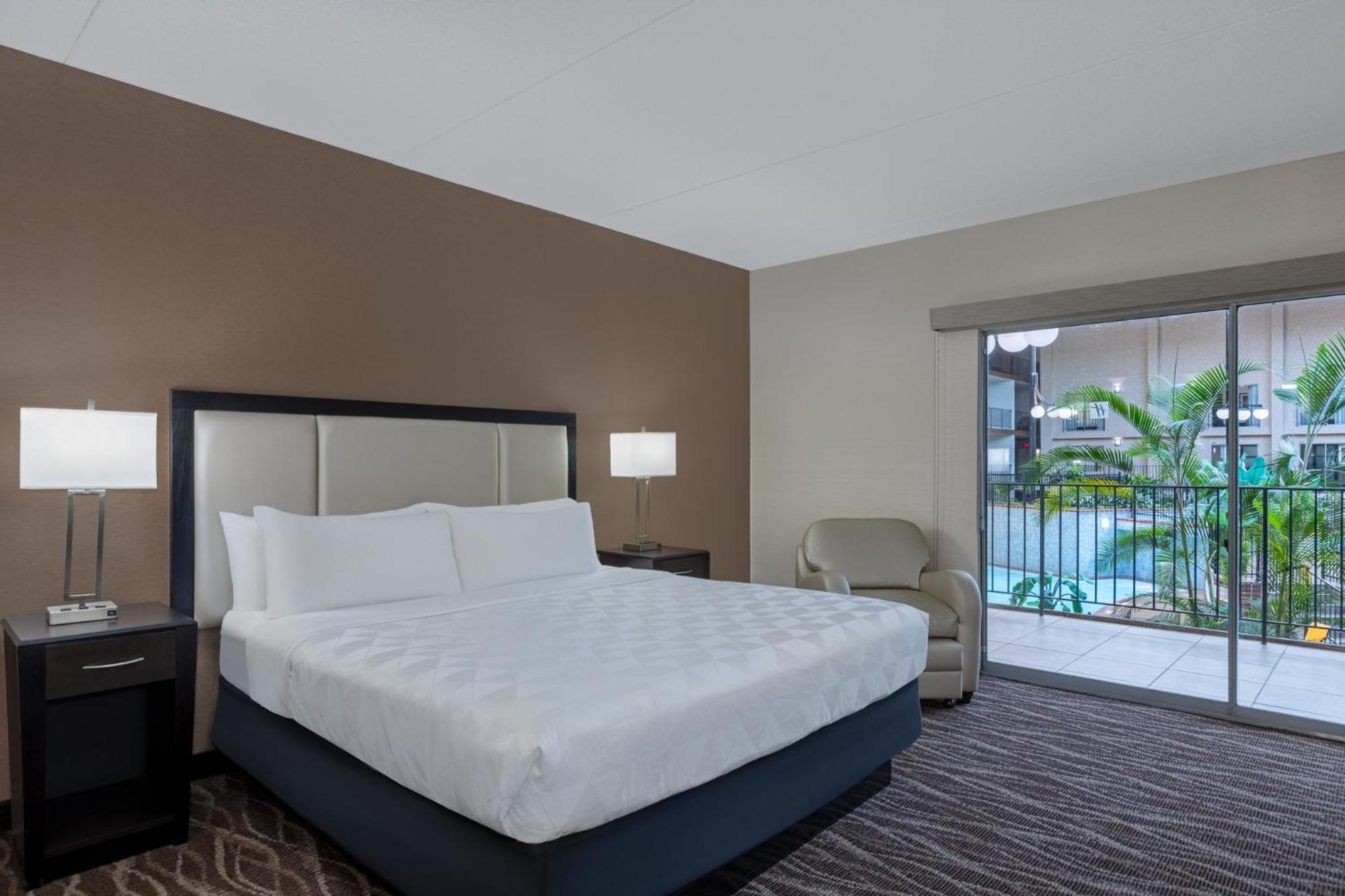 Holiday Inn Des Moines-Airport Conf Center By Ihg Exterior foto
